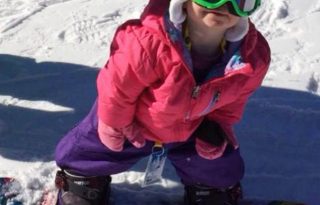 Snowboardozó 18 hónapos kislány