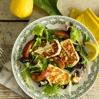 Laktató és egészséges – saláta grillezett halloumi sajttal