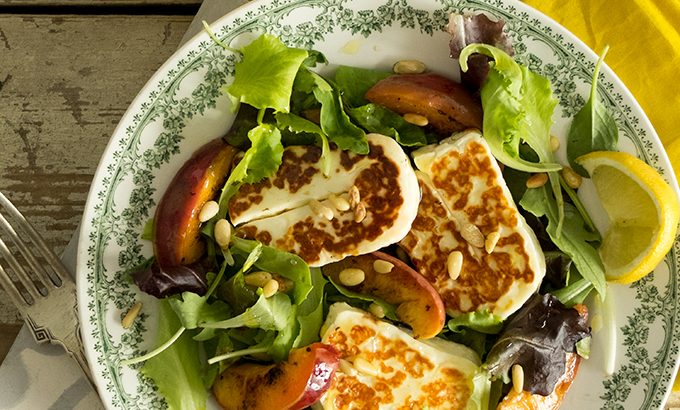 Laktató és egészséges – saláta grillezett halloumi sajttal