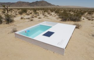 Közösségi medence a sivatag közepén