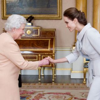 II. Erzsébet királynő kitüntette Angelina Jolie-t