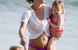 Lily Allen a kislányaival strandolt