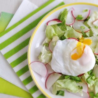 Szépítő húsvéti saláta, buggyantott tojással