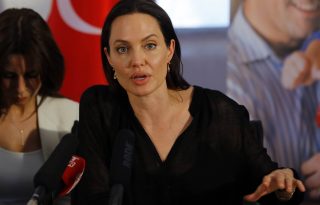 Angelina Jolie megmutatta lányának a menekült gyermekek életét