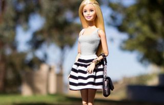Végre Barbie is hordhat lapos cipőt