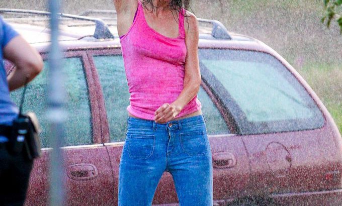Katie Holmes a filmes esőt is élvezi