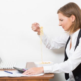 5 tipp, hogy elkerüld a felesleges kalóriákat a munkahelyen