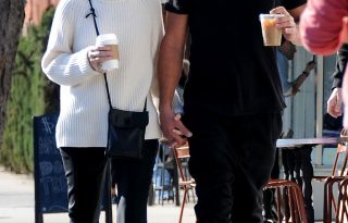 Sandra Bullock és új barátja kéz a kézben