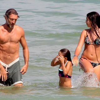 Vincent Cassel lányaival mókázott a tengerparton