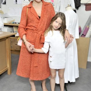 Milla Jovovich kislányával a Chanel backstage-ben