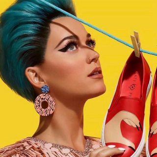 Katy Perry extrém külsővel népszerűsíti extrém cipőit