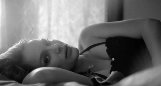 Natalie Portman hatalmas pocakkal úszkál a szívszorító dallamokra