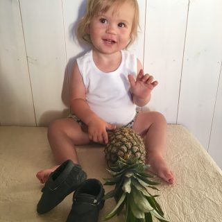 Itthon készülnek az első vegán, ananászlevél babacipők