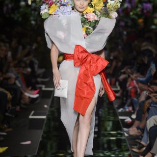 Virágba borultak a modellek a Moschino kifutóján