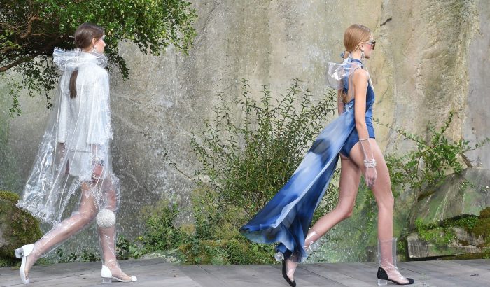PVC és vízesés a Chanel párizsi bemutatóján