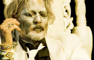 Hófehérre meszelt Johnny Depp tántorog Marilyn Manson véres klipjében