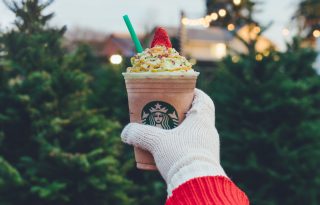 Karácsonyfás frappucinóval rukkolt elő a Starbucks