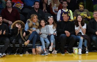 Jennifer Lopez elvitte az egész családot a Lakers meccsre