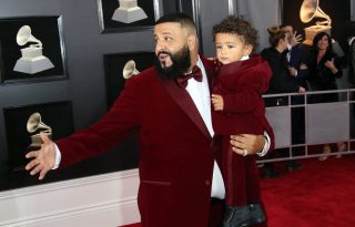 DJ Khaled egyéves, öltönyös kisfia a vörös szőnyegen