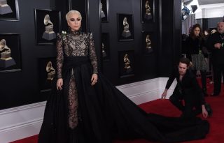 Monumentális, csillogó estélyik a Grammy-gáláról