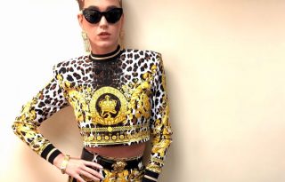 Katy Perry az extravagáns Versace együttesre szavaz