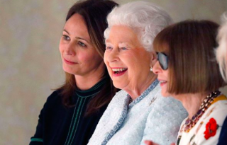 II. Erzsébet nagyon élvezte a London Fashion Week show-ját Anna Wintour társaságában