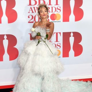 Rita Ora elképesztő estélyiben érkezett a Brit Awards-ra