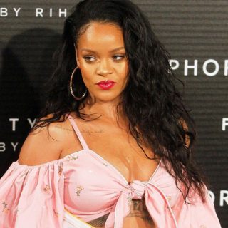 Rihanna hozza vissza a gyűlölt szemöldöktrendet?