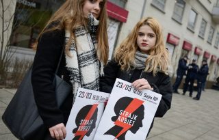 Tömegek tüntetnek Lengyelországban az abortusztörvény szigorítása ellen