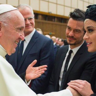 Katy Perry és Orlando Bloom együtt utazott Rómába, találkozni a pápával