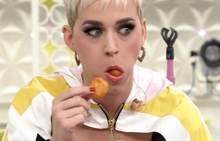 Ennyi csirkenuggets fér Katy Perry szájába