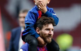 Így parádézott kisfiával a nyakában Lionel Messi