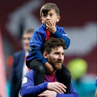 Így parádézott kisfiával a nyakában Lionel Messi
