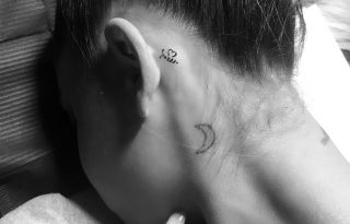 Ariana Grande a manchesteri áldozatok emlékére tetováltatott