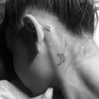 Ariana Grande a manchesteri áldozatok emlékére tetováltatott