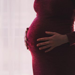 Még a hangunkra is hatással van a terhesség