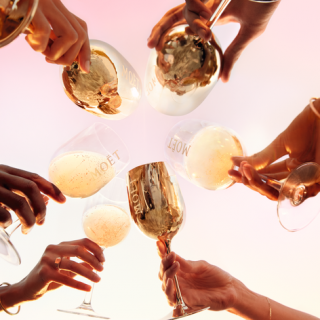 Pezsgőpiramissal ünnepel a nemzetközi pezsgőnap
