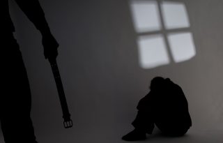 A családon belüli erőszak nem a pofonnál kezdődik…
