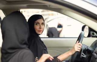 Könnyezve-nevetve vezettek a szaúdi nők a tiltás feloldása után