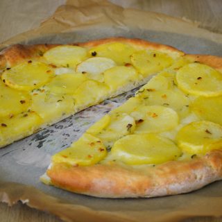 Mozarellás-krumplis házi pizza