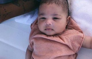 Kylie Jenner kislányának több mint 22.000 dollárt ér a babacipő-kollekciója