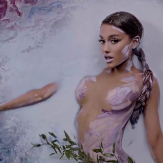 Ariana Grande mindent megtesz a saját fürdőbombájáért