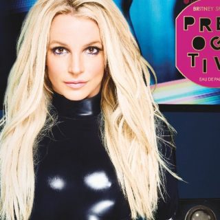 Britney fekete latexben domborít új parfümjének promóképén