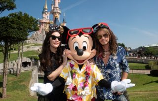Liv Tyler apjával bulizott Disneylandben