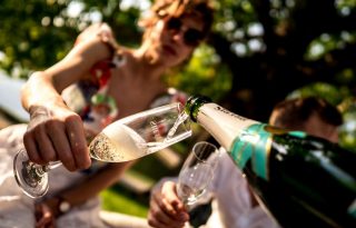 Champagne-bárok nyílnak Budapesten