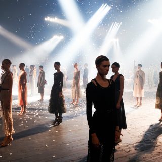 Elképesztő performansz keretében mutatta be új kollekcióját a Dior