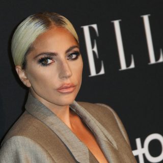 Oversize a köbön: Lady Gaga maxiöltönyben is nagyon szexi