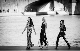 A Szajna folyón vonultak a modellek a L’Oréal Paris show-ján