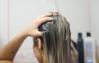 4 hiba, amit festett hajjal a zuhany alatt elkövethetsz