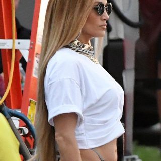 Jennifer Lopez visszahozza a csípőnadrágból kivillanó tangák trendjét?